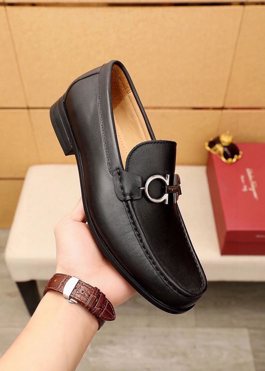 Men's shoes 💰480 💐 Product trademark: Ferragamo "Ferragamo" casual leather shoes Regular size: 38-44 (45🉑️customized) Product materials: Selected imported first-layer calfskin upper + luxury hardware buckle, imported water-dyed cow leather lining. Strong three-dimensional visual effect, original outsole color: 4⃣️seed leather materials available